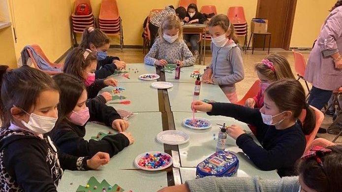 Venti bambini “folletti” preparano i regali per i nonni
