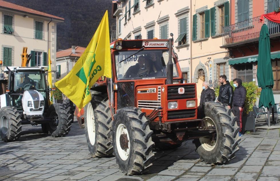 Trenta trattori sfilano per le strade del paese 