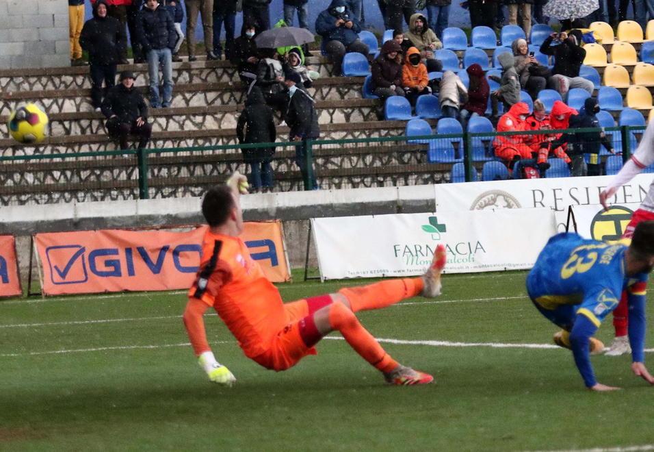 Le quattro reti, la porta inviolata e il gruppo Carrarese, ecco da dove ripartire verso il derby 