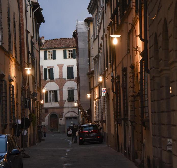 Luci di Natale accese a metà L’amarezza degli operatori «Situazione inaccettabile»