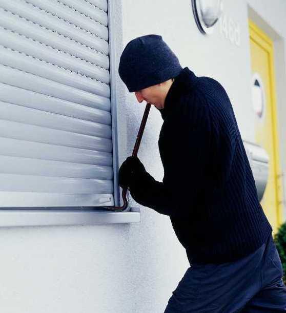 Entrano in una casa e portano via monili e due pistole 
