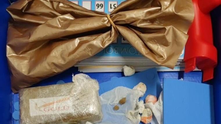 Diciottenne sorpreso mentre spaccia A casa la droga nascosta nella tombola