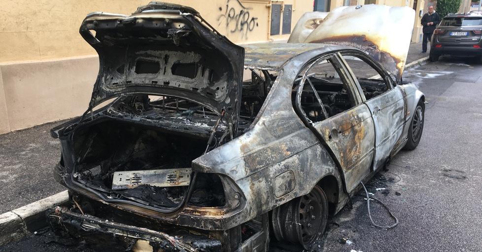 Macchina a fuoco, in corso le indagini Rogo forse partito da un fornellino