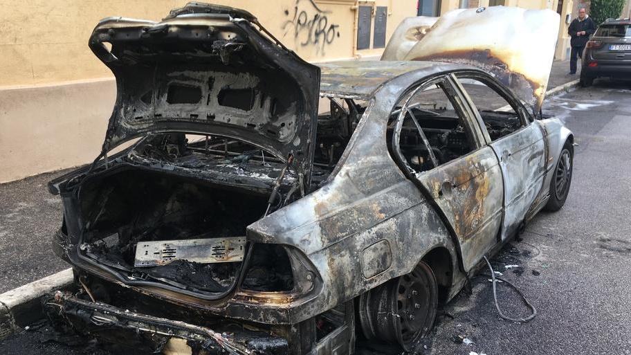 Macchina a fuoco, in corso le indagini Rogo forse partito da un fornellino