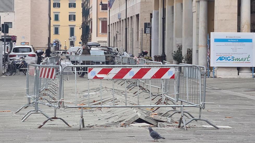 Piazza Grande, arrivate le pietre per la buca 