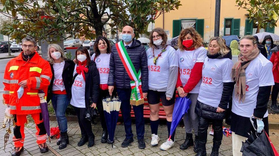 Associazioni mobilitate e i bambini dipingono una panchina rossa