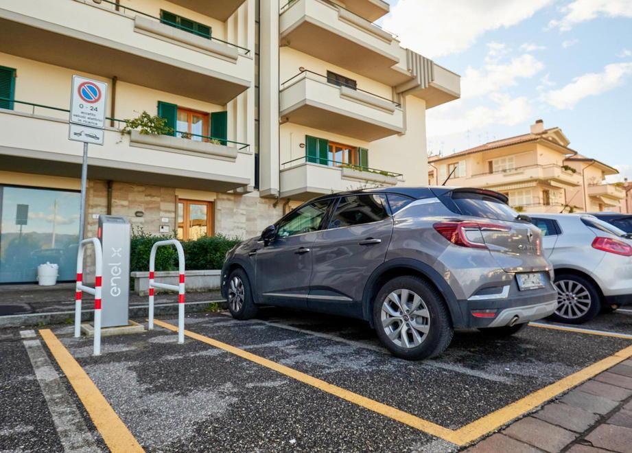 Auto elettriche senza carica Spazi usati come parcheggi 