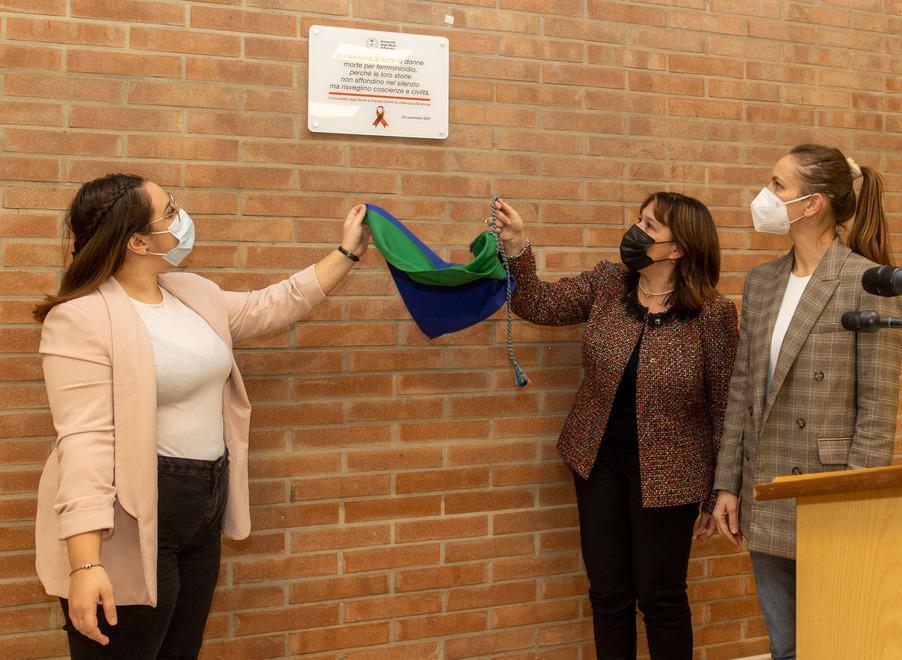 Targa per ricordare le troppe vittime di femminicidio 