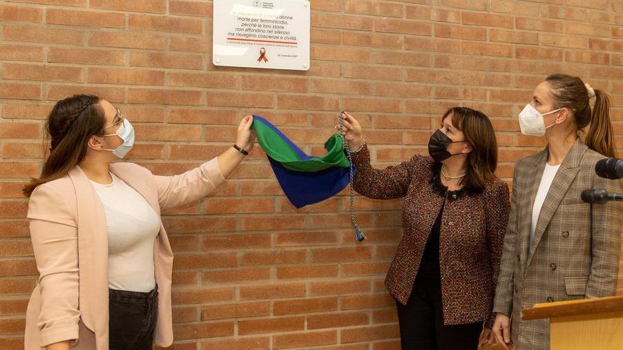 Targa per ricordare le troppe vittime di femminicidio
