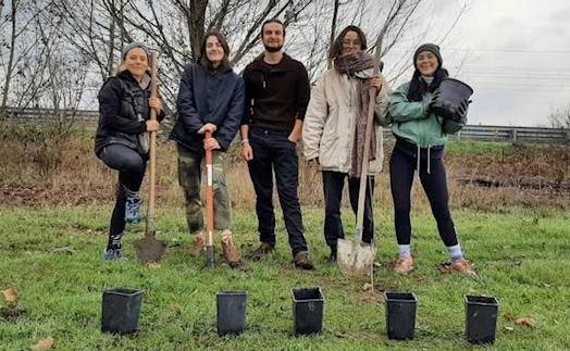 Messe a dimora i primi alberi per l’area verde di Praticello