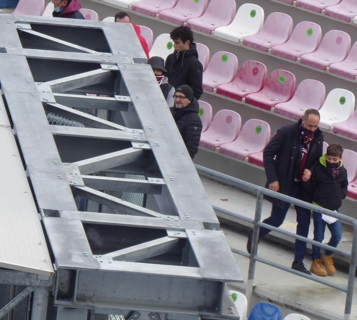 Gli striscioni per Sileno e Ribolzi e i gesti solidali dei tifosi granata
