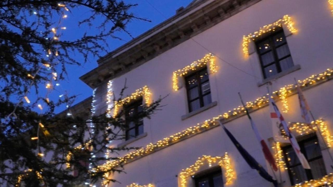 Parate, luminarie e mercatini di Natale in città inizia la festa 