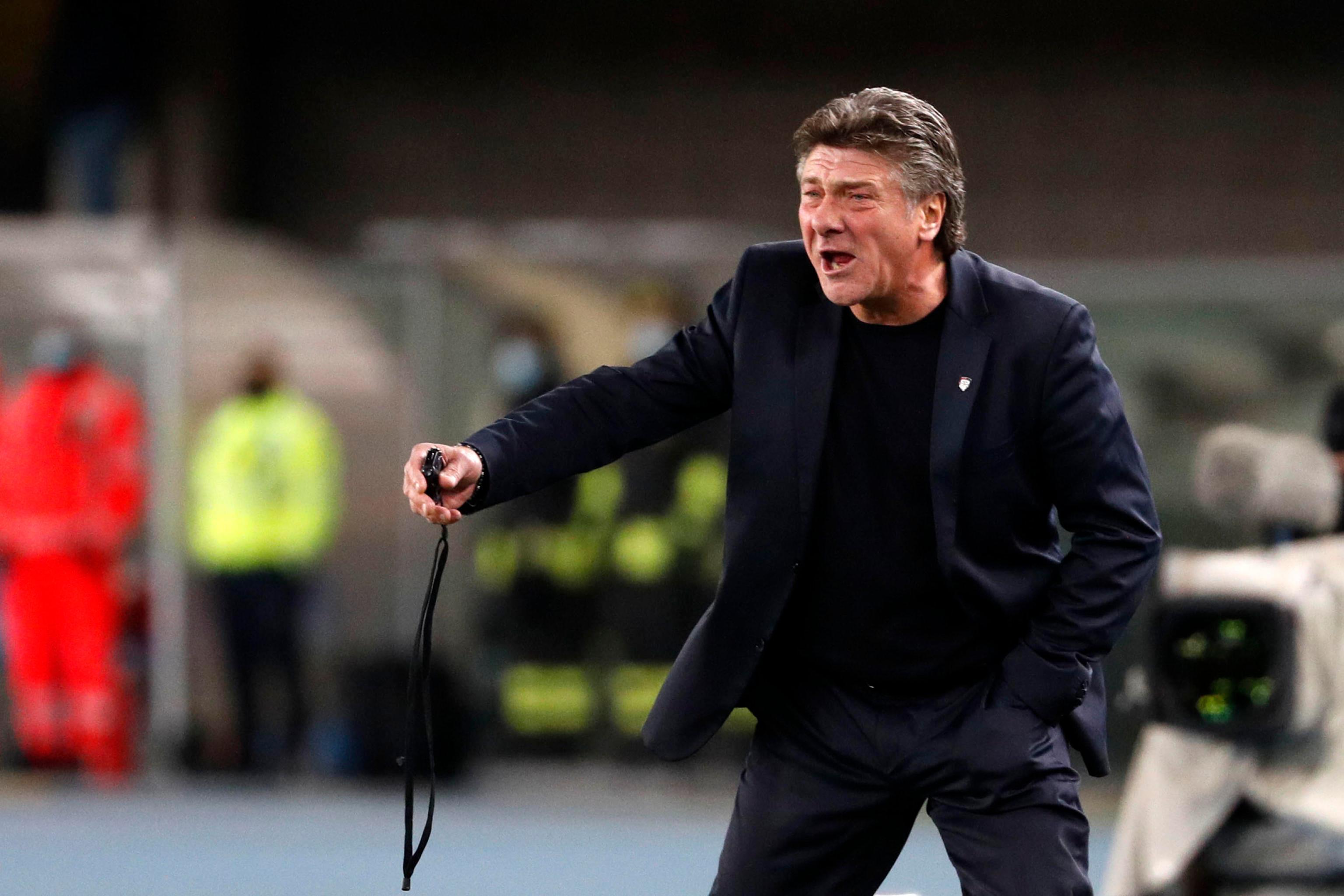 Walter Mazzarri durante la partita al Bentegodi