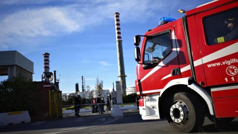 Un camion dei vigili del fuoco mentre sta entrando nello stabilimento Eni di Stagno e sotto un’ambulanza