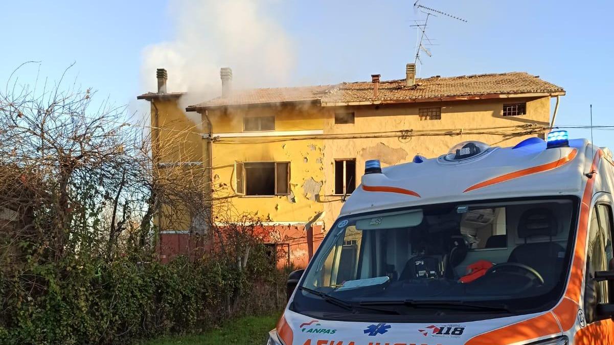 Nonantola, 73enne muore soffocata nell'incendio della casa