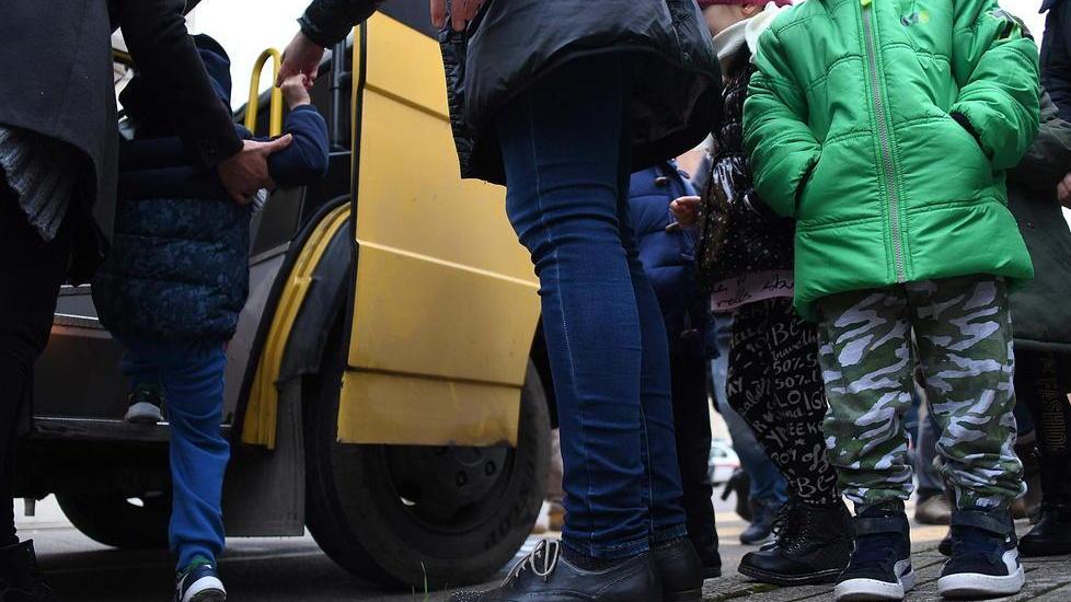 Bambini e genitori alla fermata di uno scuolabus: l’allarme è scattato dopo la positività di un autista