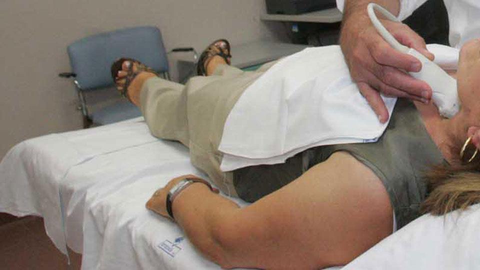 Intervento alla tiroide sbagliato: medico “risarcisce” l’ospedale 