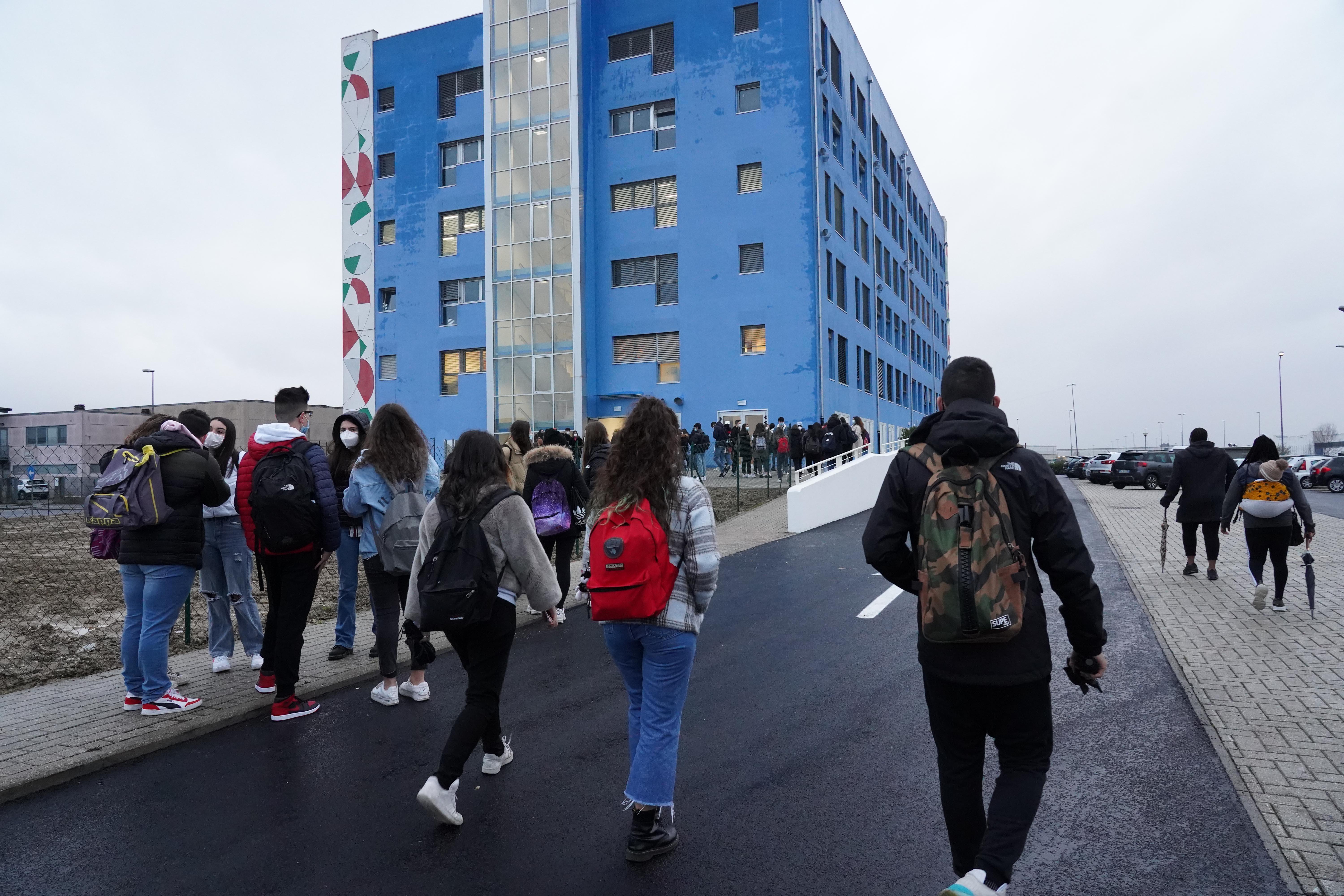 Studenti davanti a Palazzo blu