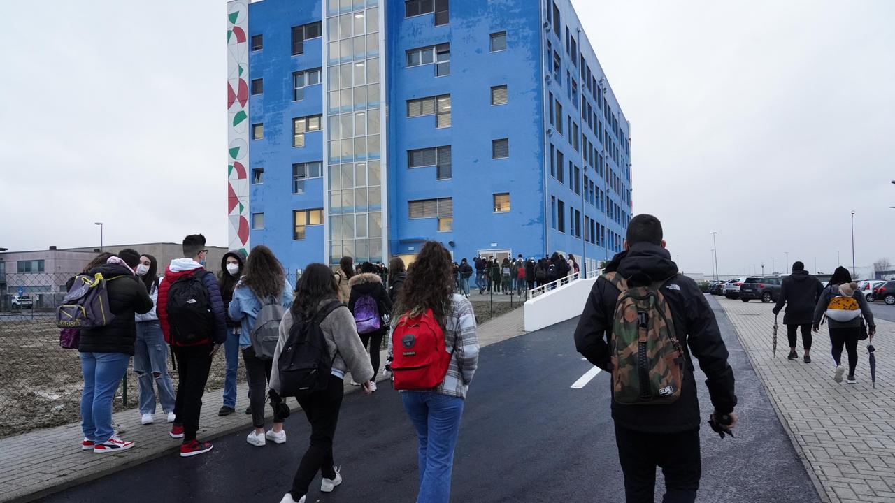 Studenti davanti a Palazzo blu