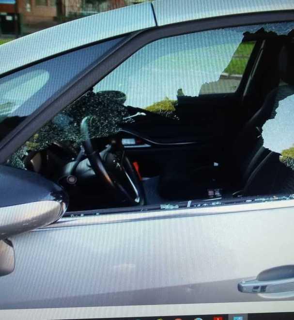 Il finestrino di un'auto spaccato: uno degli ultimi colpi dei ladri nel centro città