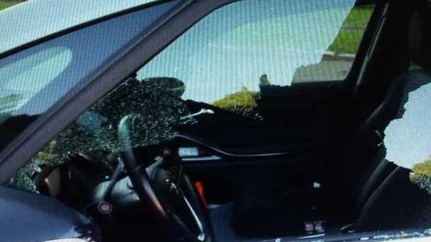 Il finestrino di un'auto spaccato: uno degli ultimi colpi dei ladri nel centro città
