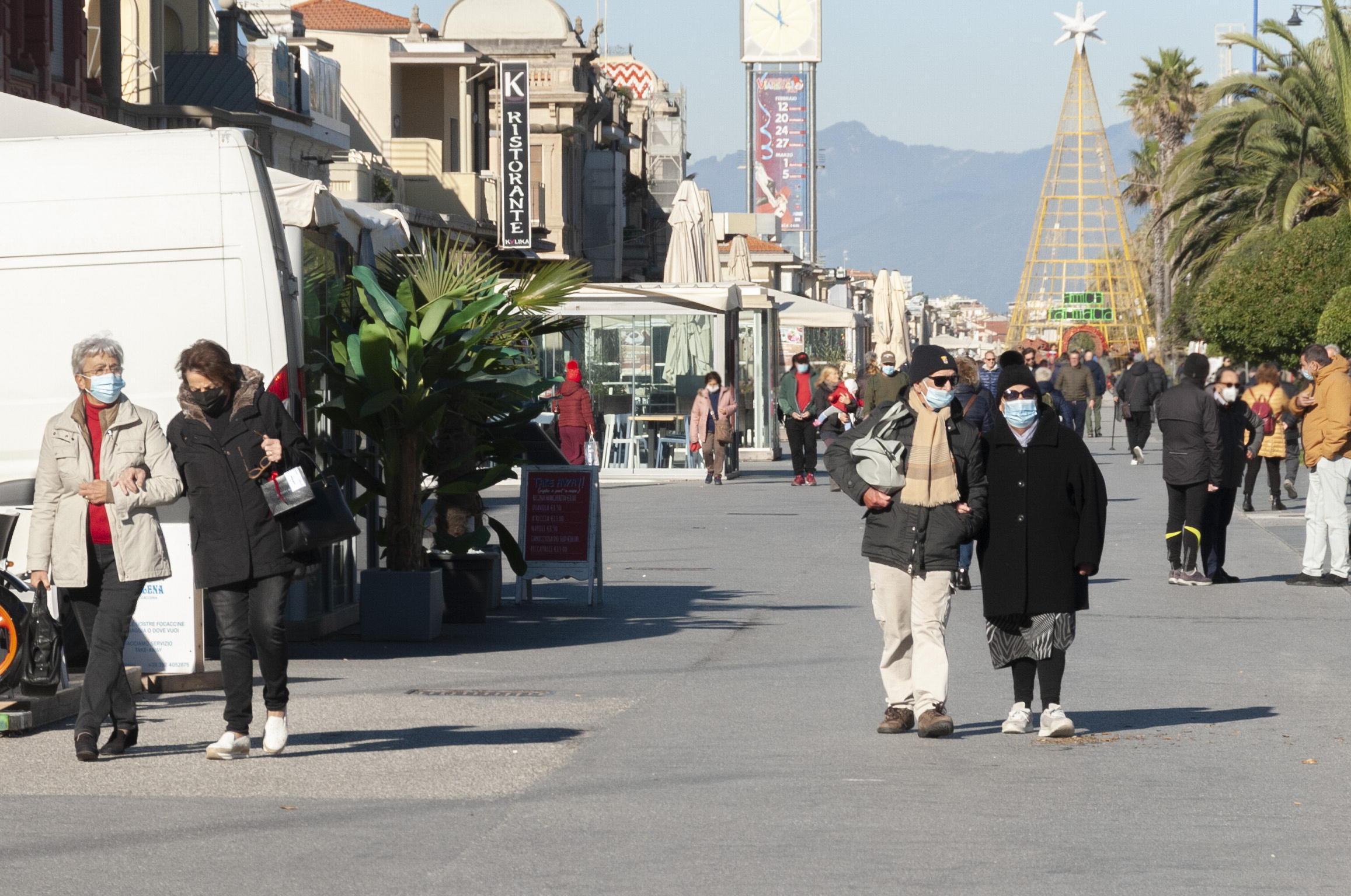 Obbligo di mascherina all’aperto a Viareggio, ecco cosa hanno deciso gli altri sindaci della Versilia