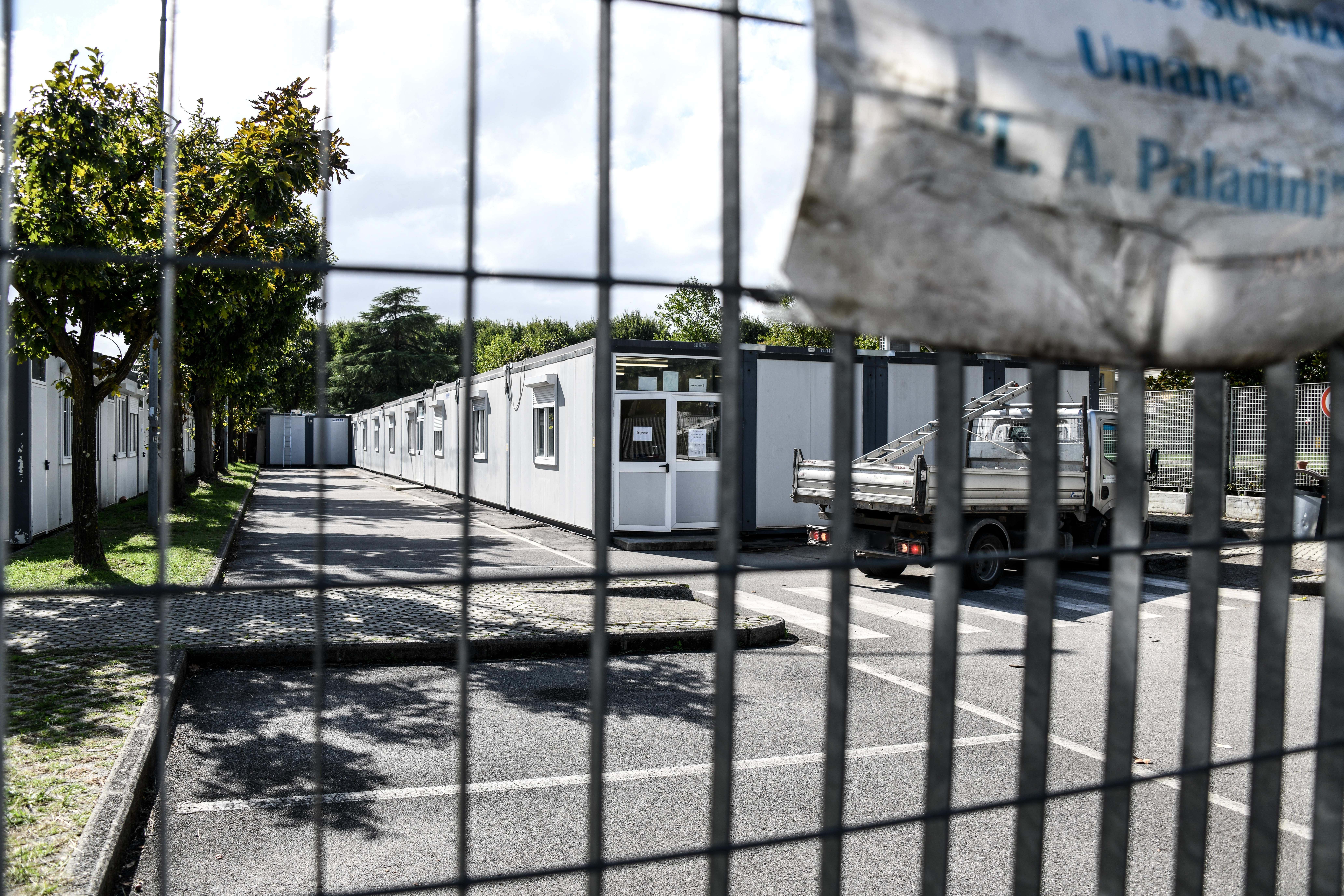 i container che ospitano gli studenti del liceo delle scienze umane Paladini