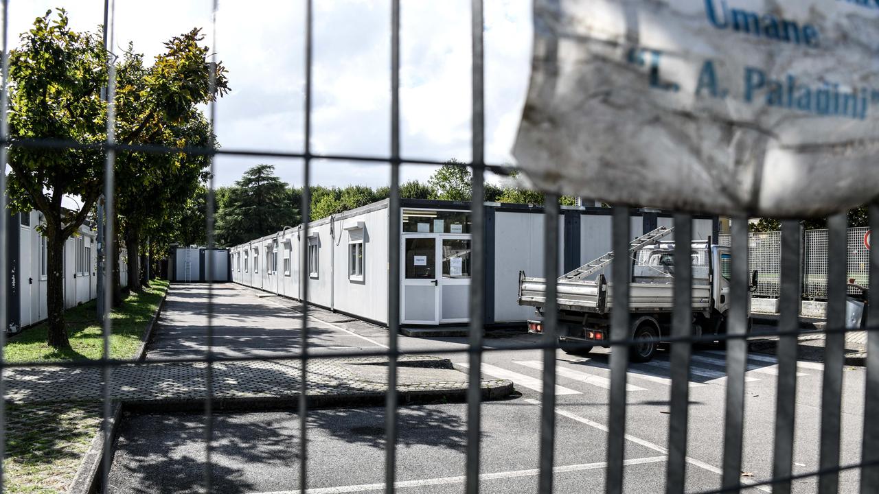 i container che ospitano gli studenti del liceo delle scienze umane Paladini