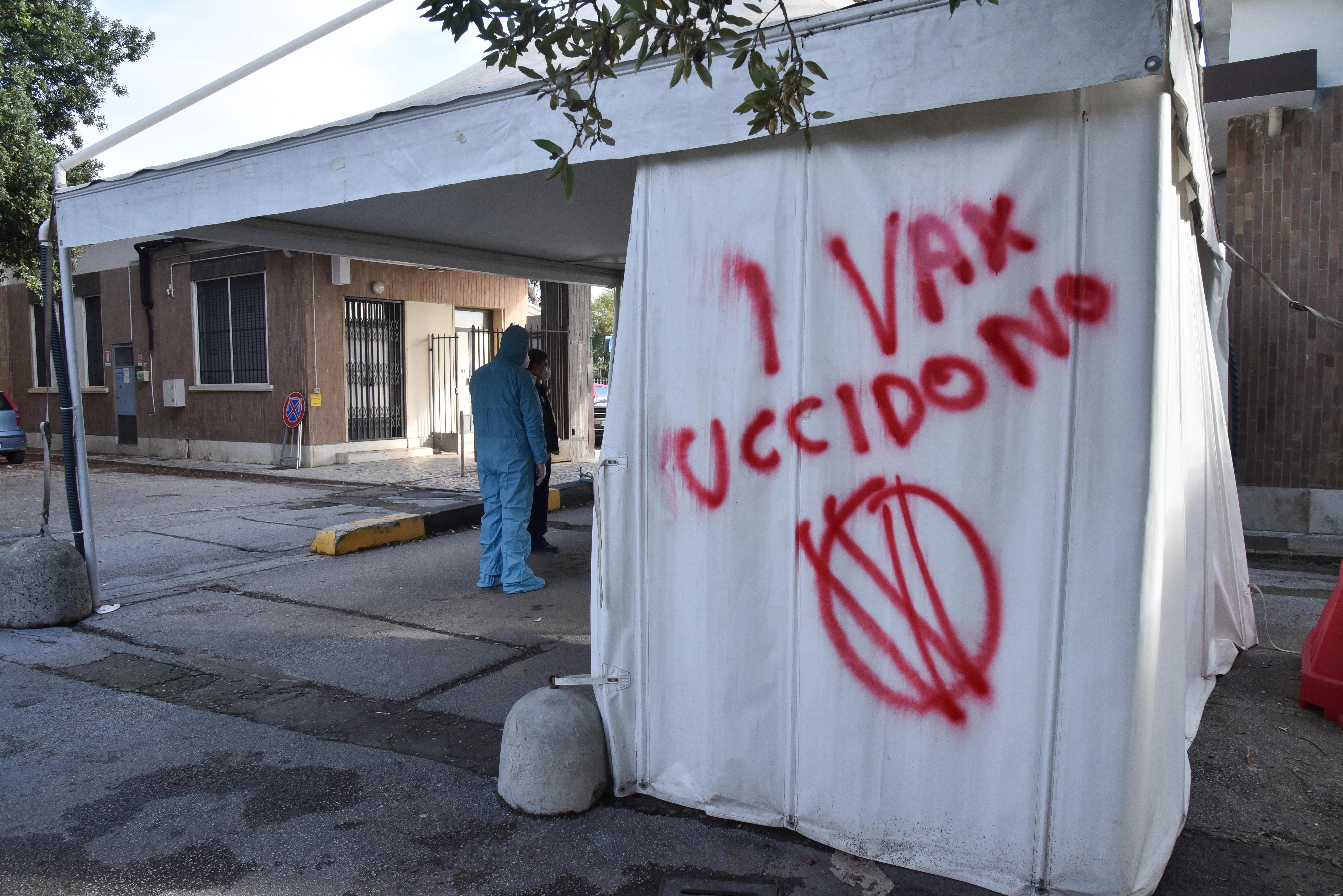 Una delle scritte comparse al centro tamponi di villa Pizzetti (Foto AgenziaBF)