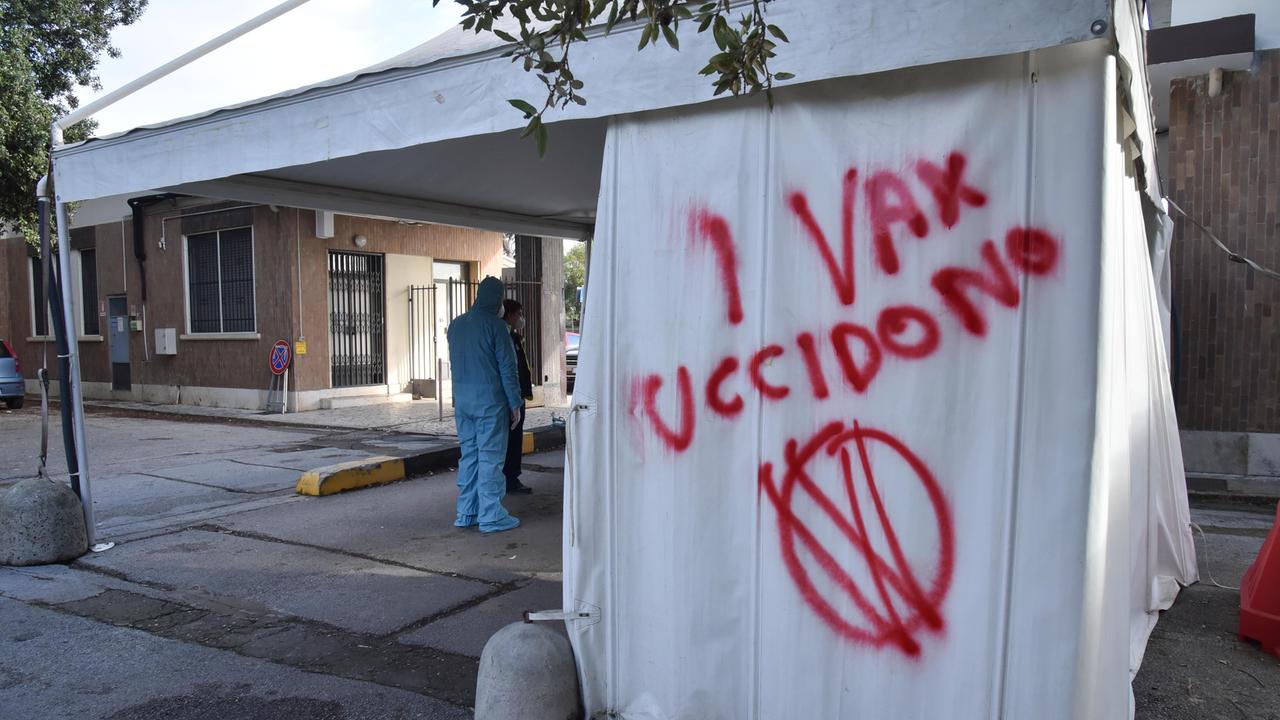 Una delle scritte comparse al centro tamponi di villa Pizzetti (Foto AgenziaBF)