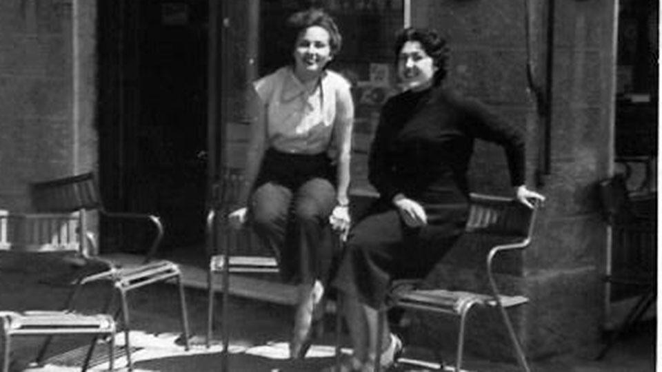un’immagine degli anni Sessanta: a destra vestita di nero, Anna Maria Lippi con l’amica Maria Grazia davanti al bar Sor Emilio