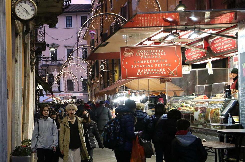 Luminarie a Carrara, c’è ancora da attendere. In stand by la sosta gratuita a Natale 