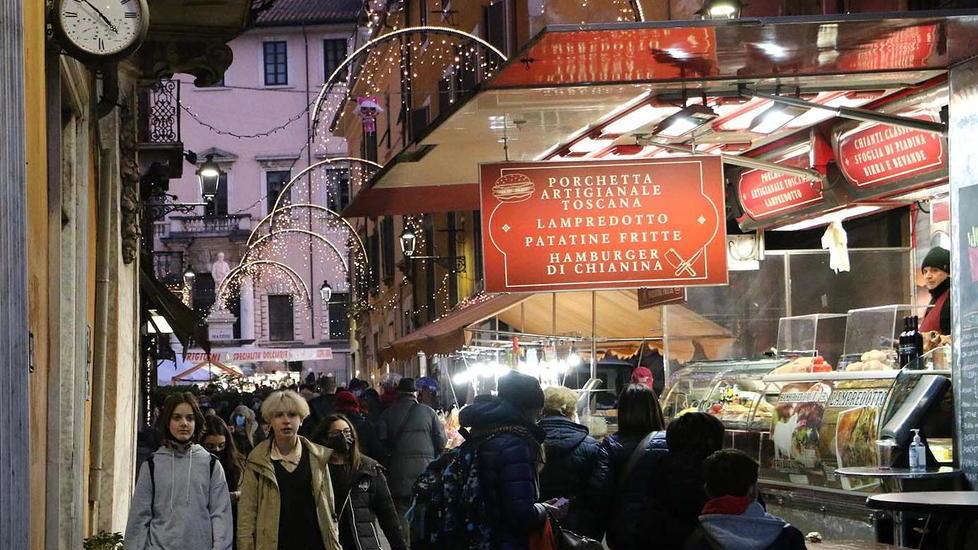 Luminarie a Carrara, c’è ancora da attendere. In stand by la sosta gratuita a Natale