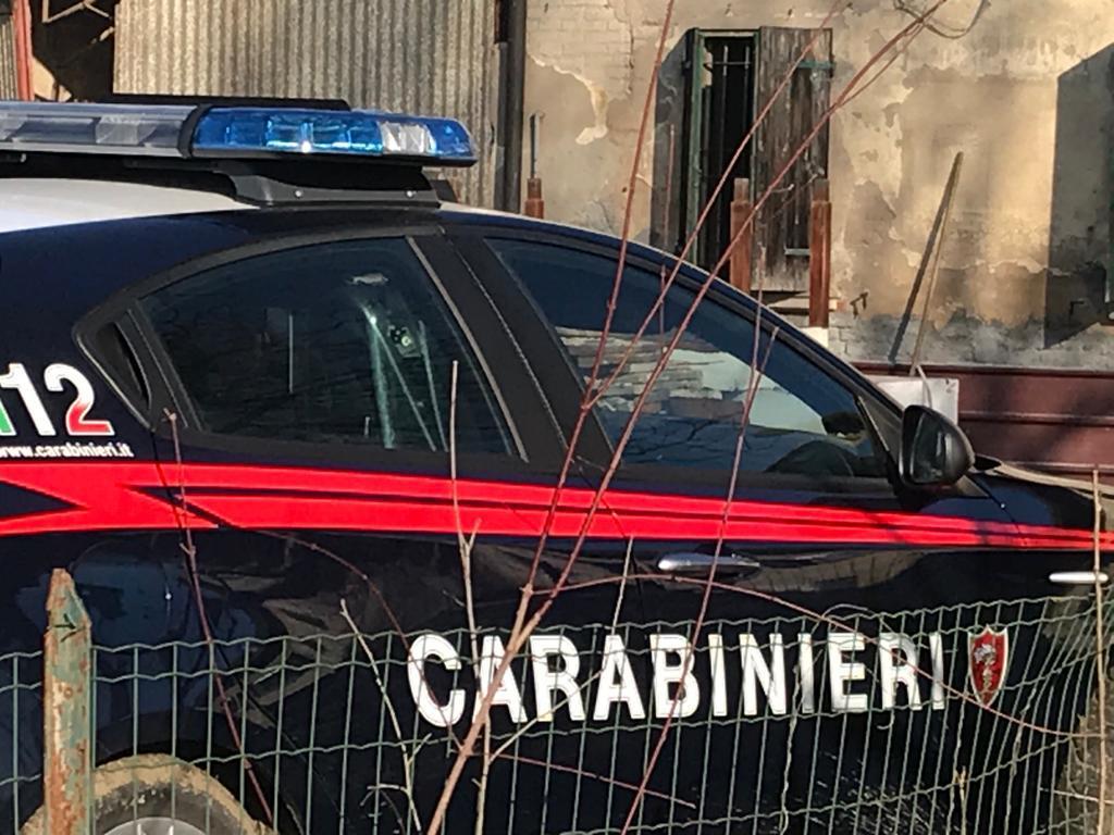Cadelbosco: vende il Parmigiano rubato nel parcheggio della chiesa, due denunciati