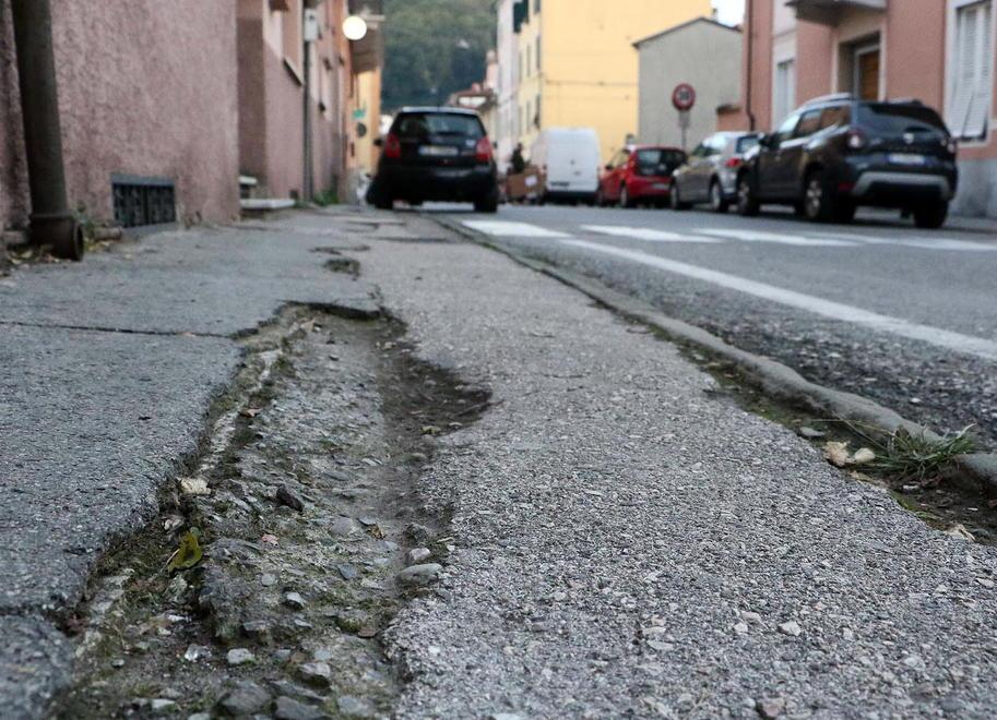 Braccio di ferro con la ditta, fermi i lavori a Carrara est 