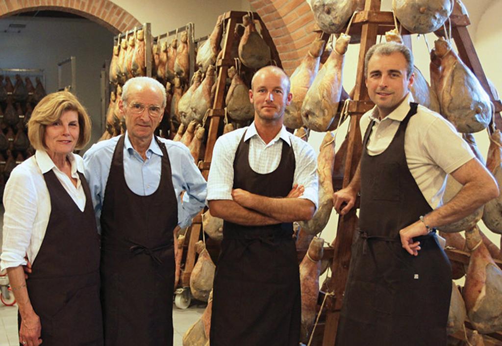 Dal salame alla “sbriciolona”, alla stagionatura del prosciutto, il meraviglioso mondo della “Macelleria Marini” 