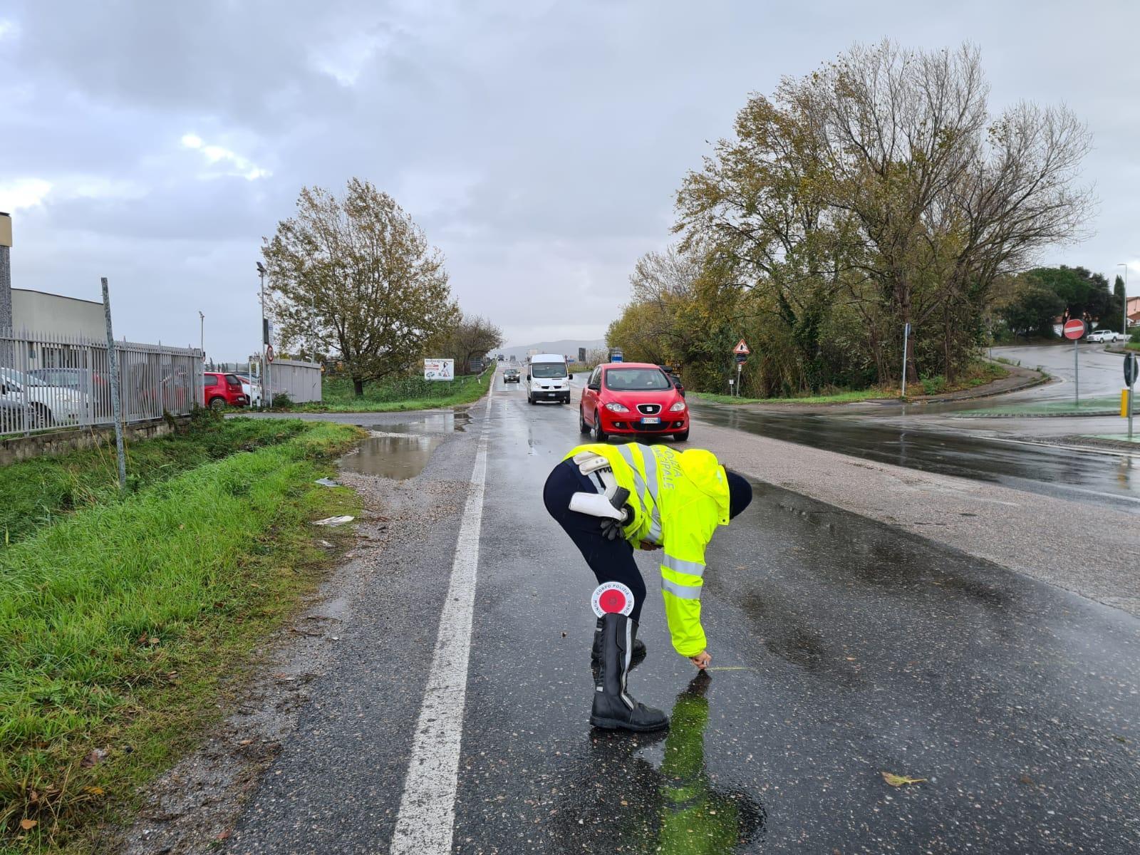 I rilievi della polizia municipale in via degli Acquaioli (foto Daniele Stefanini/Silvi)