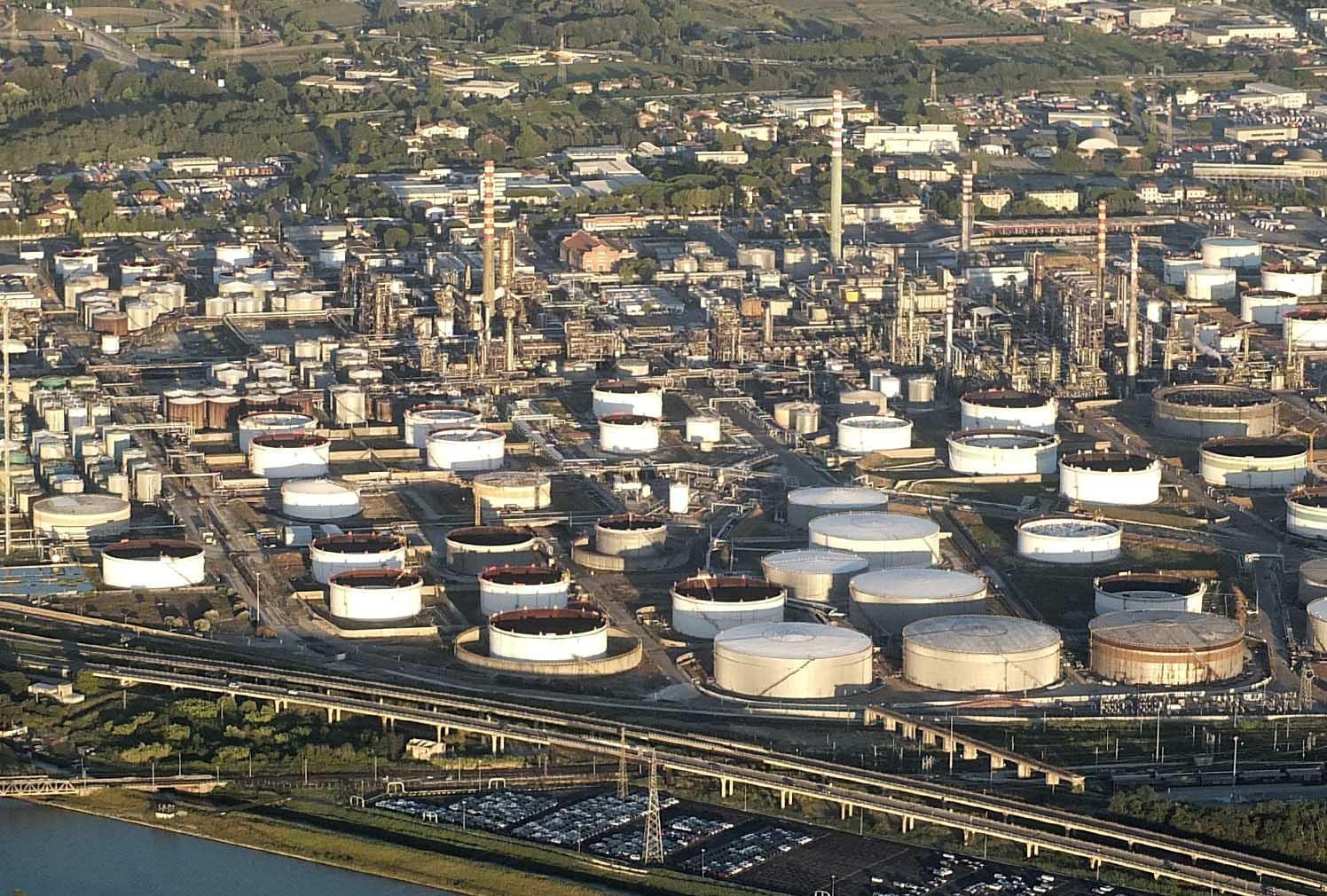 Non solo l'Eni, sono 56 gli impianti a rischio nella nostra regione: l'elenco provincia per provincia