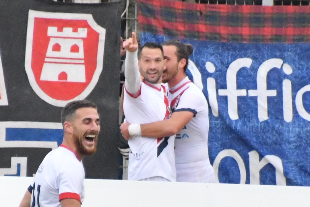 La gioia dei rossoblù dopo uno dei gol  della schiacciante vittoria sul Muravera