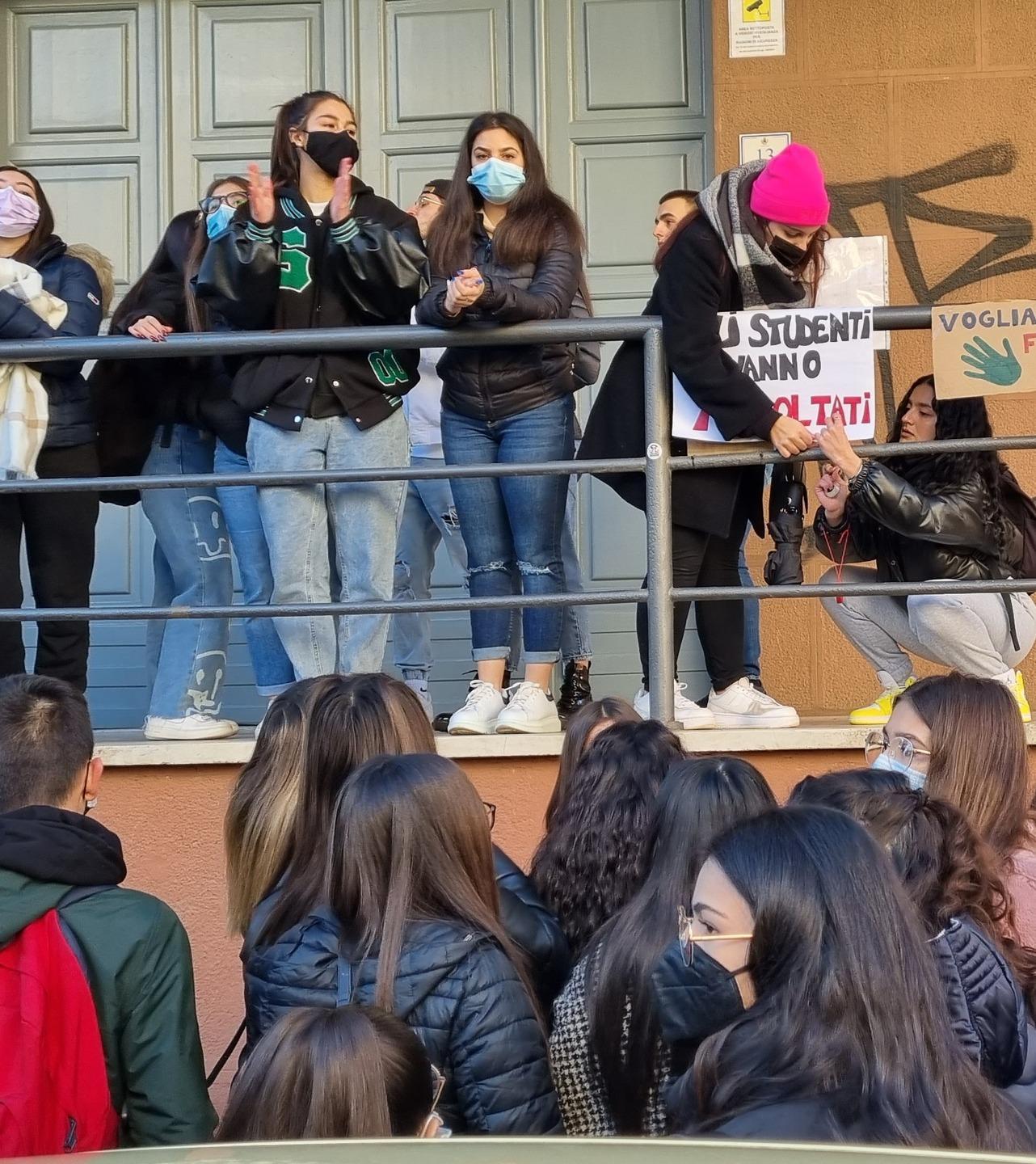 Nuoro, studenti in rivolta al Satta per il no a ricreazione e piercing 