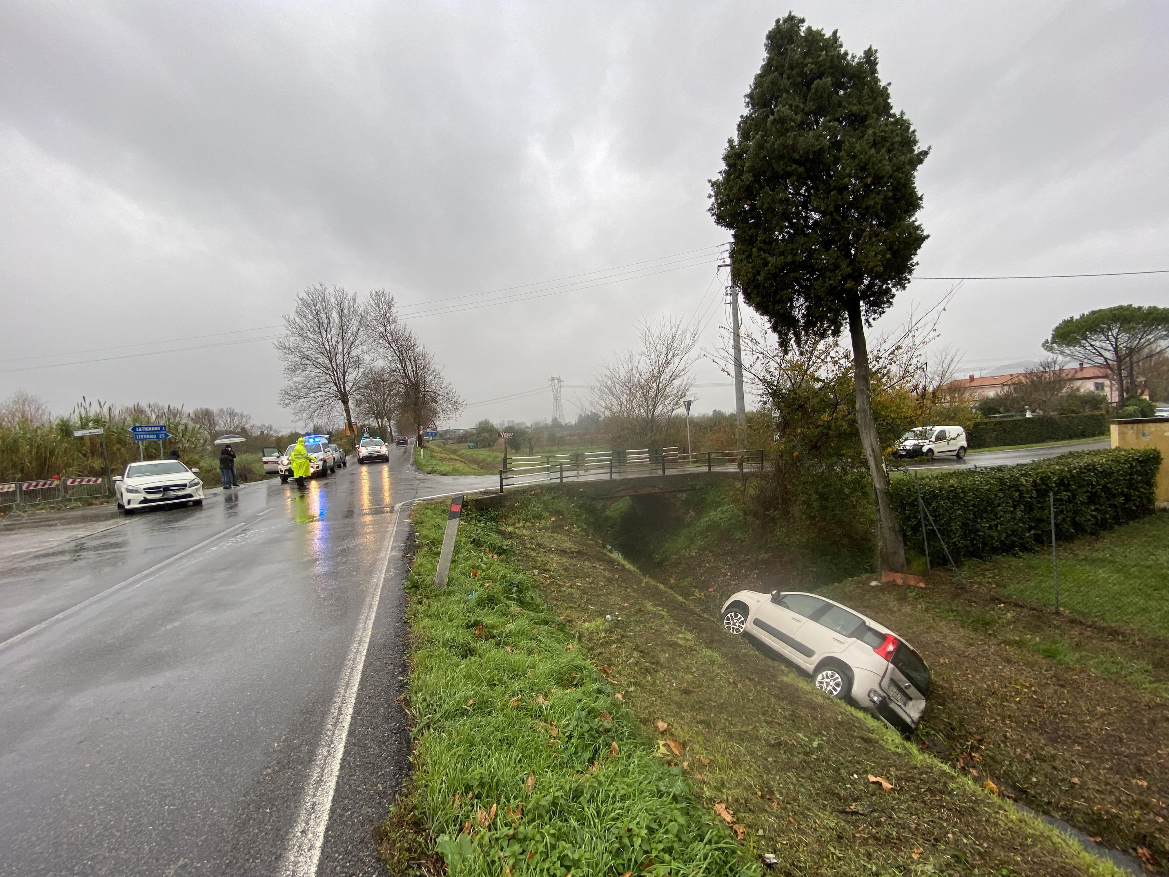 L'auto finita nel fossato (foto Silvi)