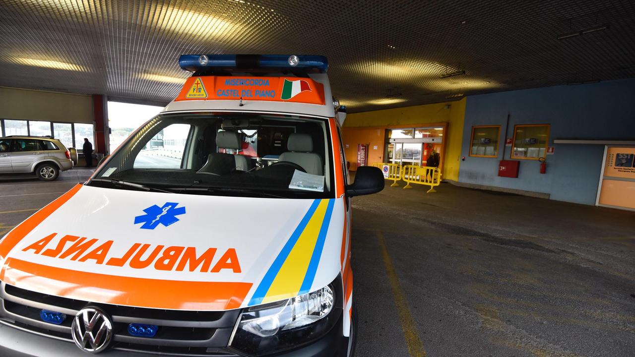 Un'auto medica al pronto soccorso dell'ospedale Misericordia (foto d'archivio, Agenzia Bf)