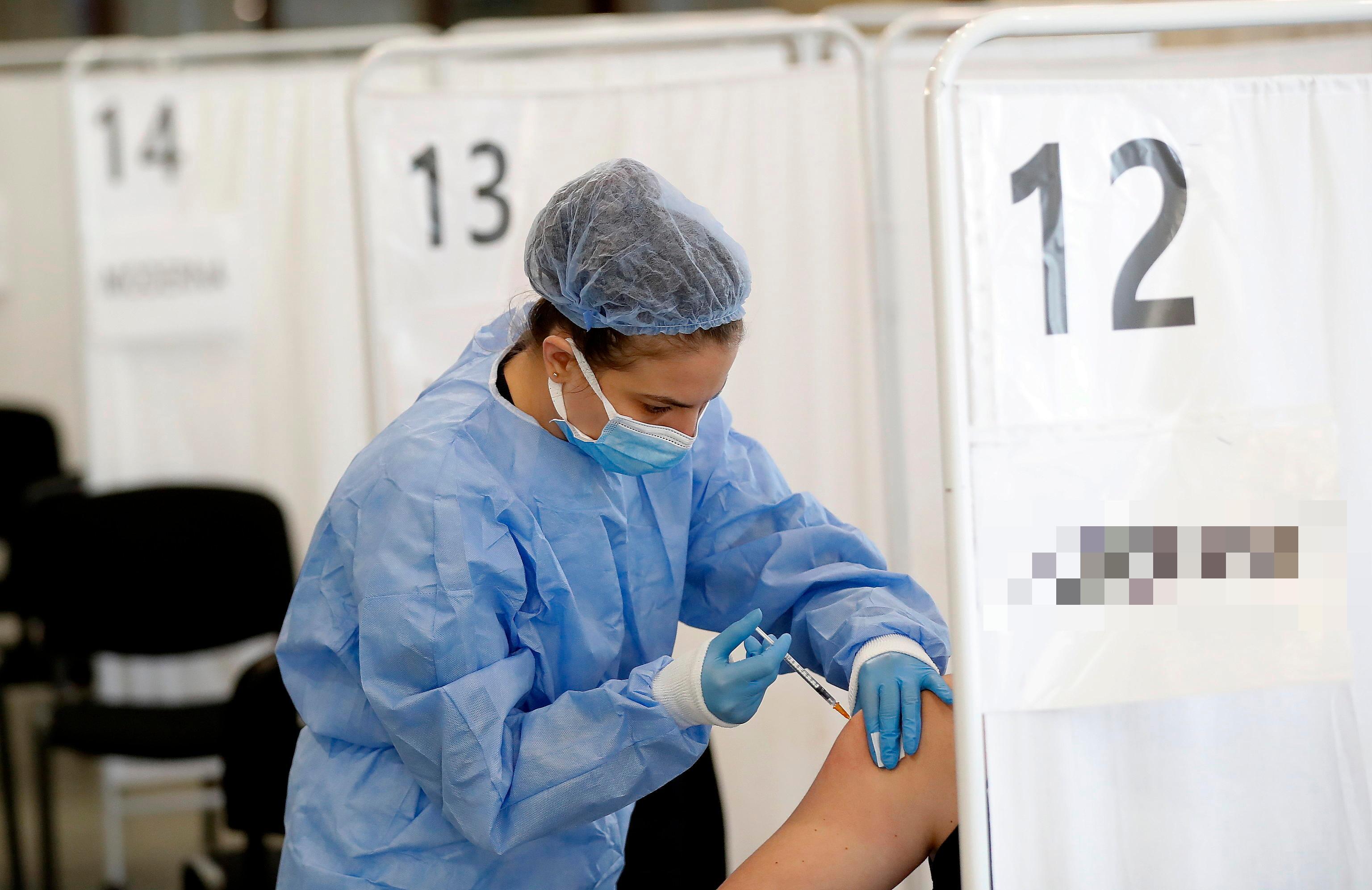 Covid, allerta per la variante Omicron su un volo Roma-Alghero 