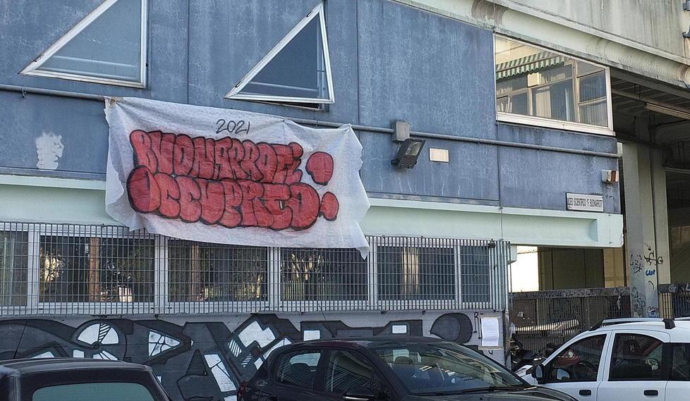 Pisa, occupato il liceo Buonarroti e i ragazzi fanno servizio d'ordine per scoraggiare i vandali