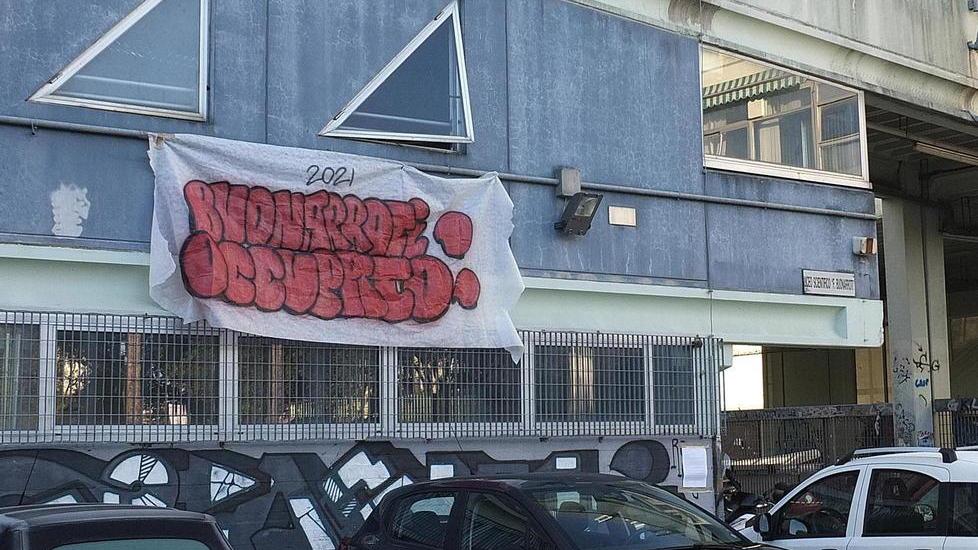 Pisa, occupato il liceo Buonarroti e i ragazzi fanno servizio d'ordine per scoraggiare i vandali