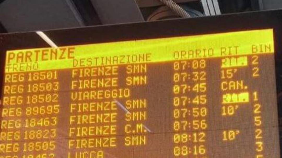 Cancellazioni, ritardi e attese sui binari: il martedì nero dei treni da e per Viareggio
