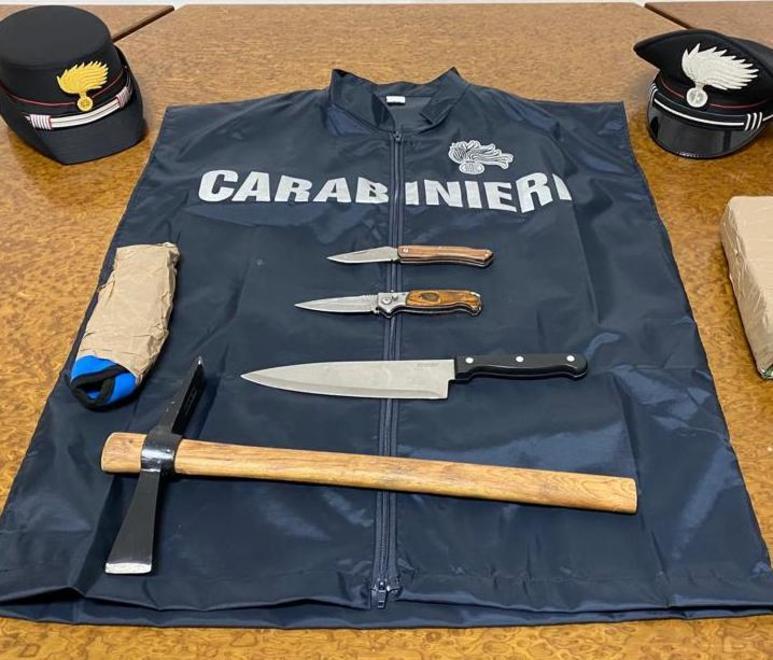 Vede un carabiniere e lo prende a calci senza motivo. E poi aggredisce il collega