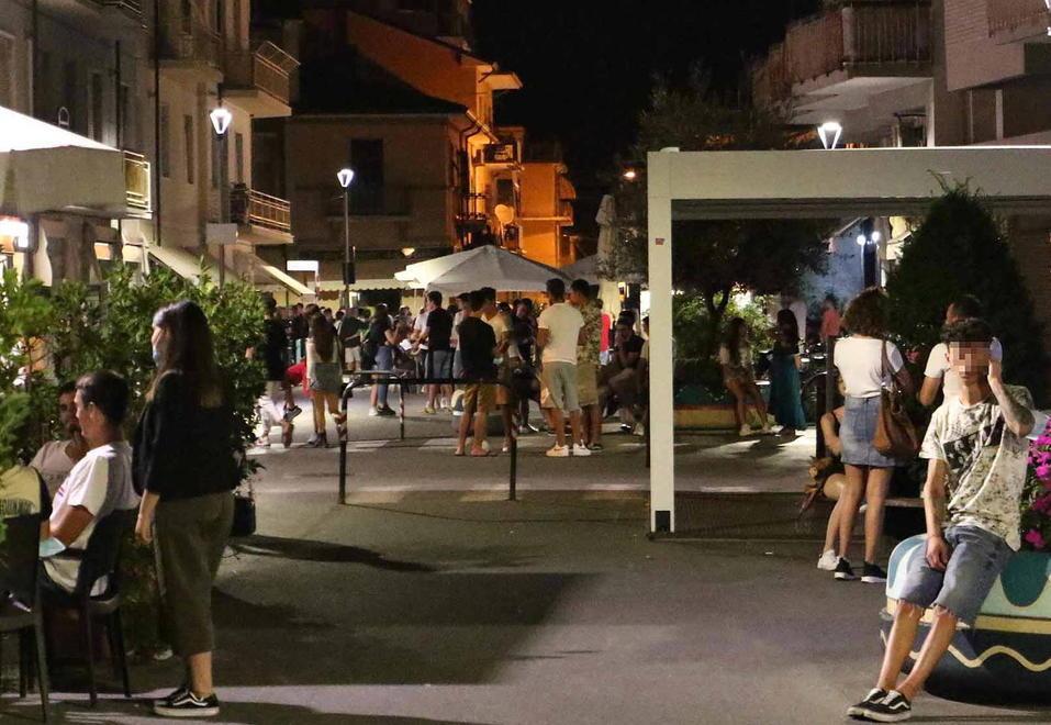 Pini da sostituire e telecamere Come cambia la zona “movida”