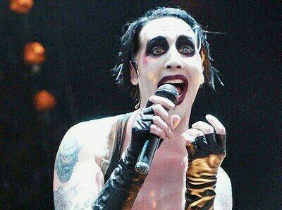 Marilyn Manson accusato di abusi sessuali Perquisizione nella sua casa in California 