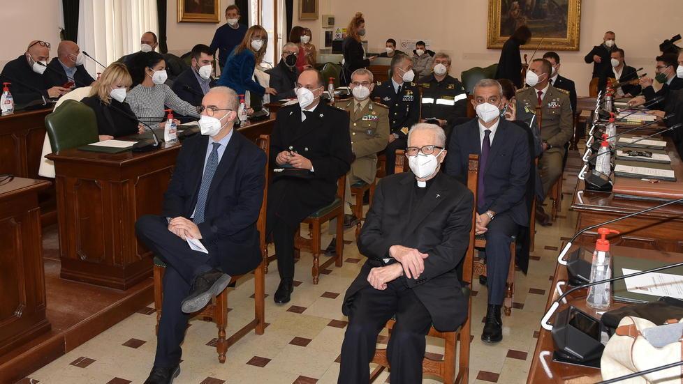 L’Inno eseguito al violino e il no alle parole violente